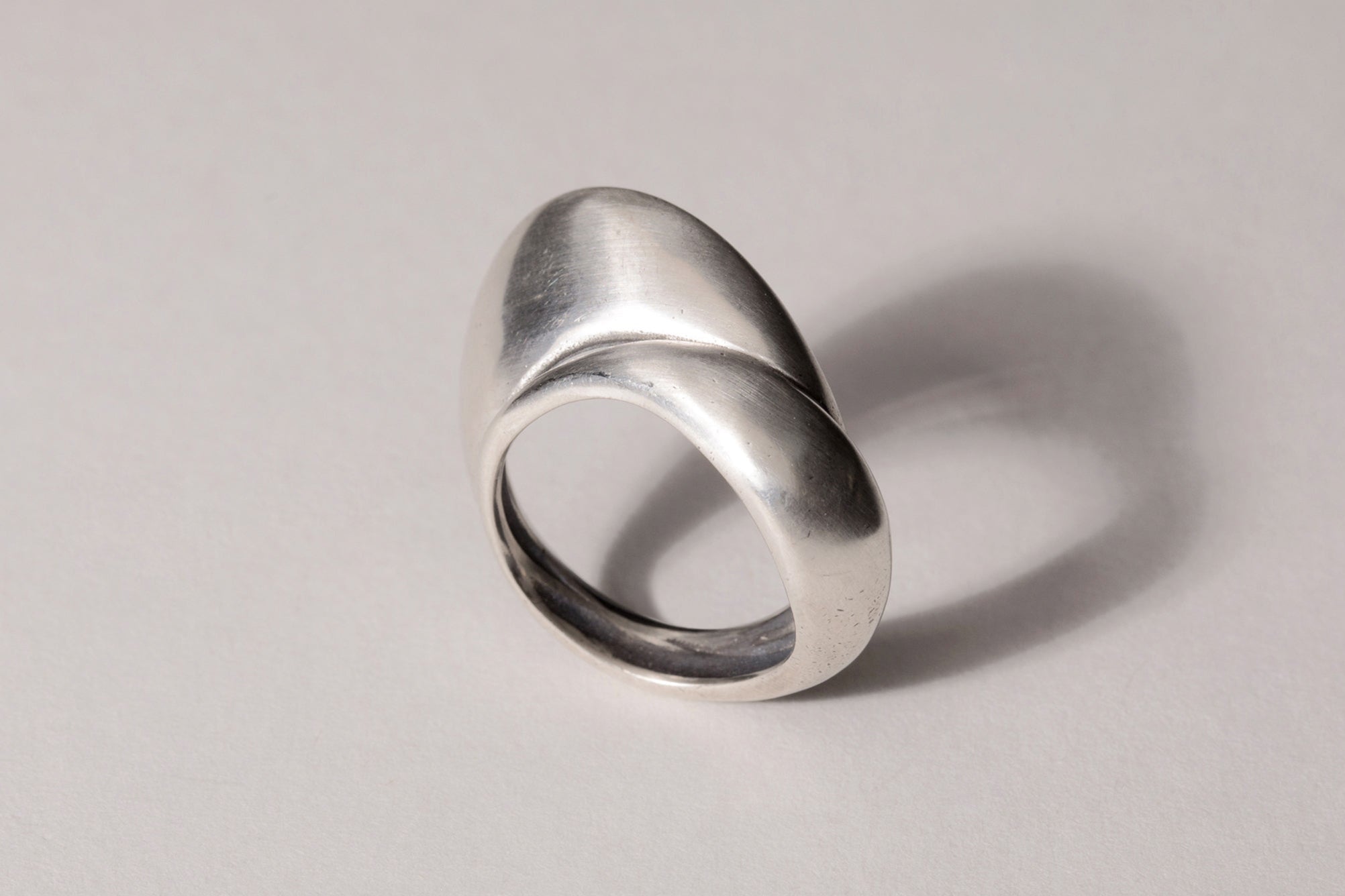 SCULPTED MOTION RING