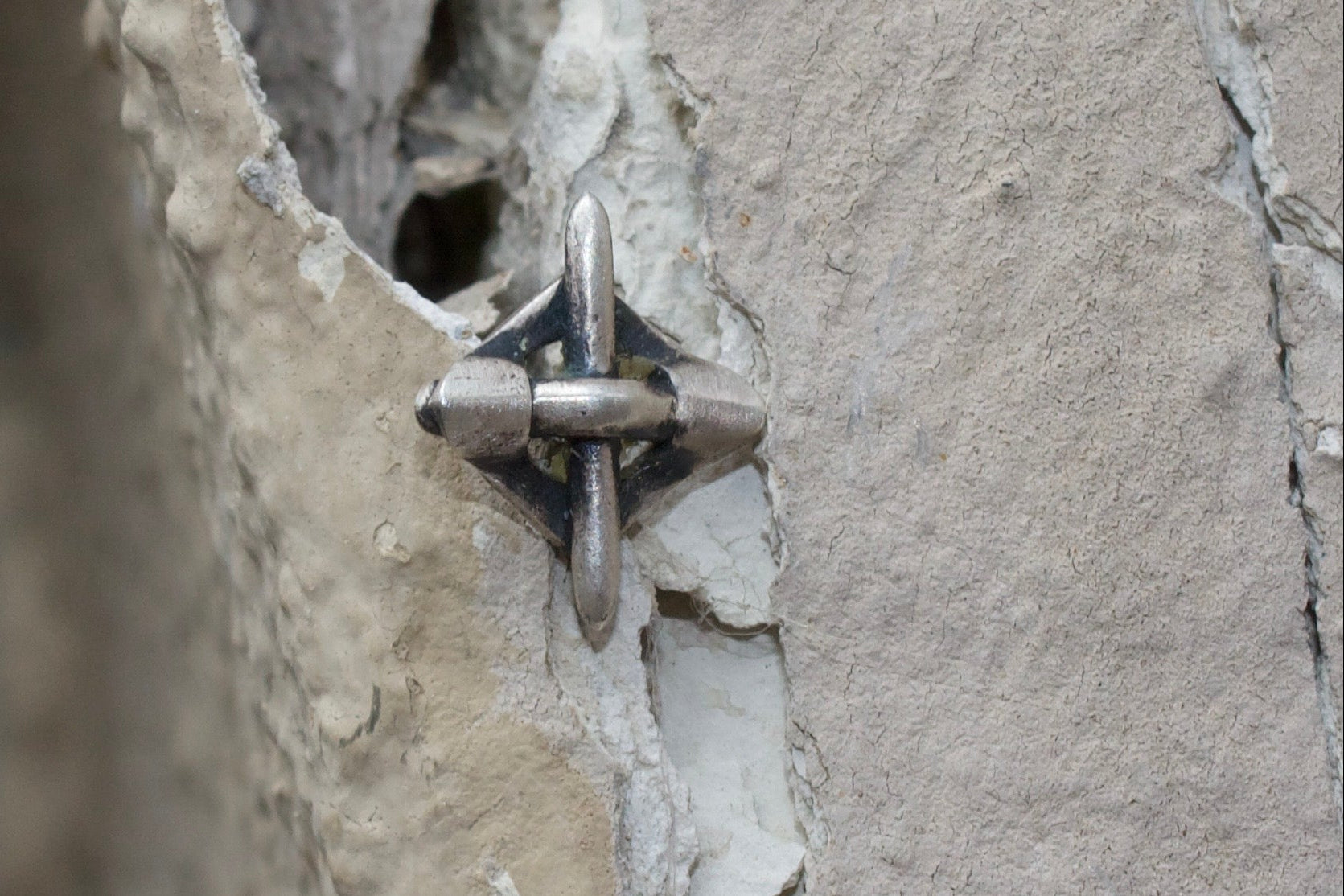 CROSS-LINK STUD