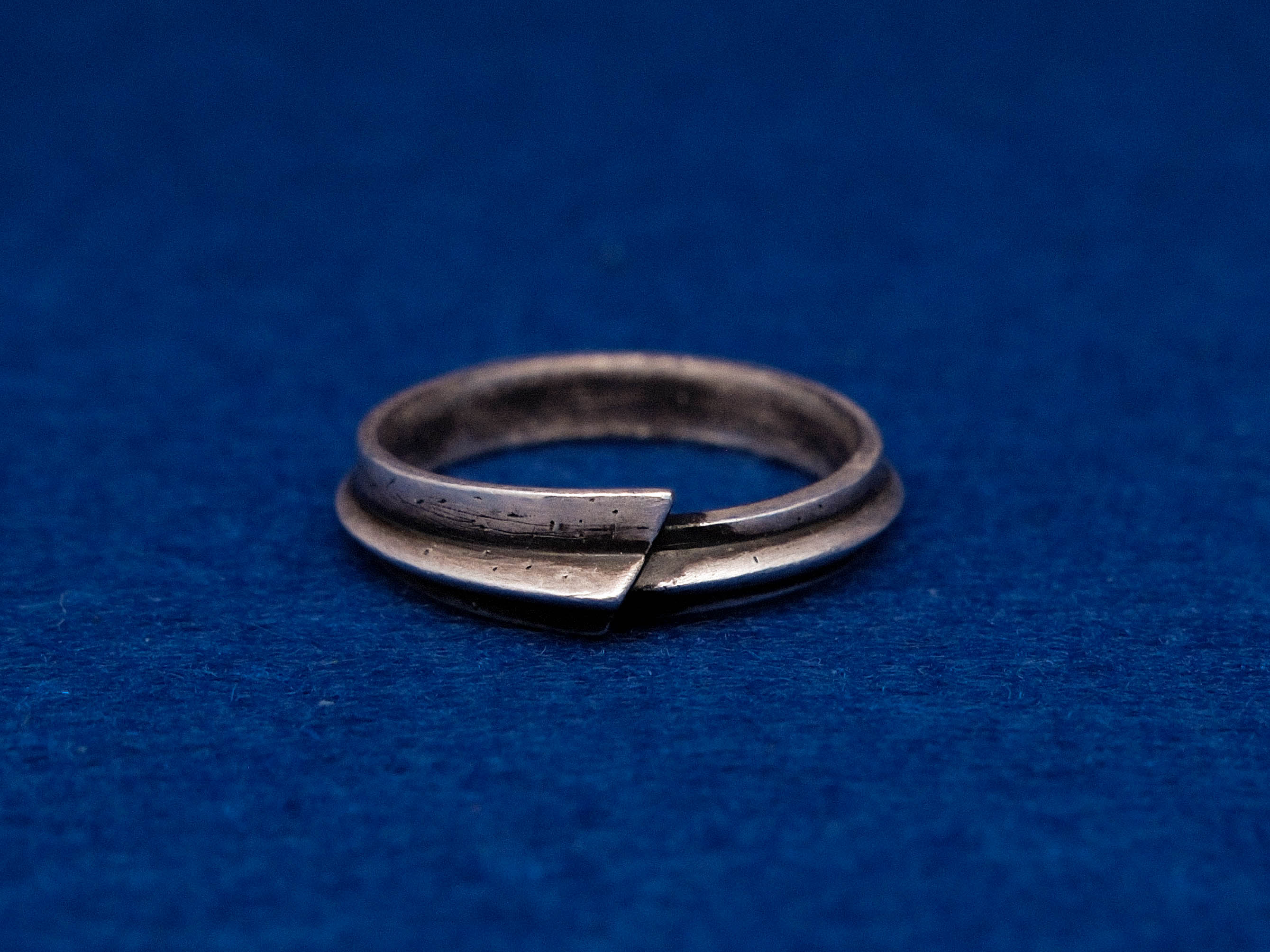 MOULDED TRACE RING