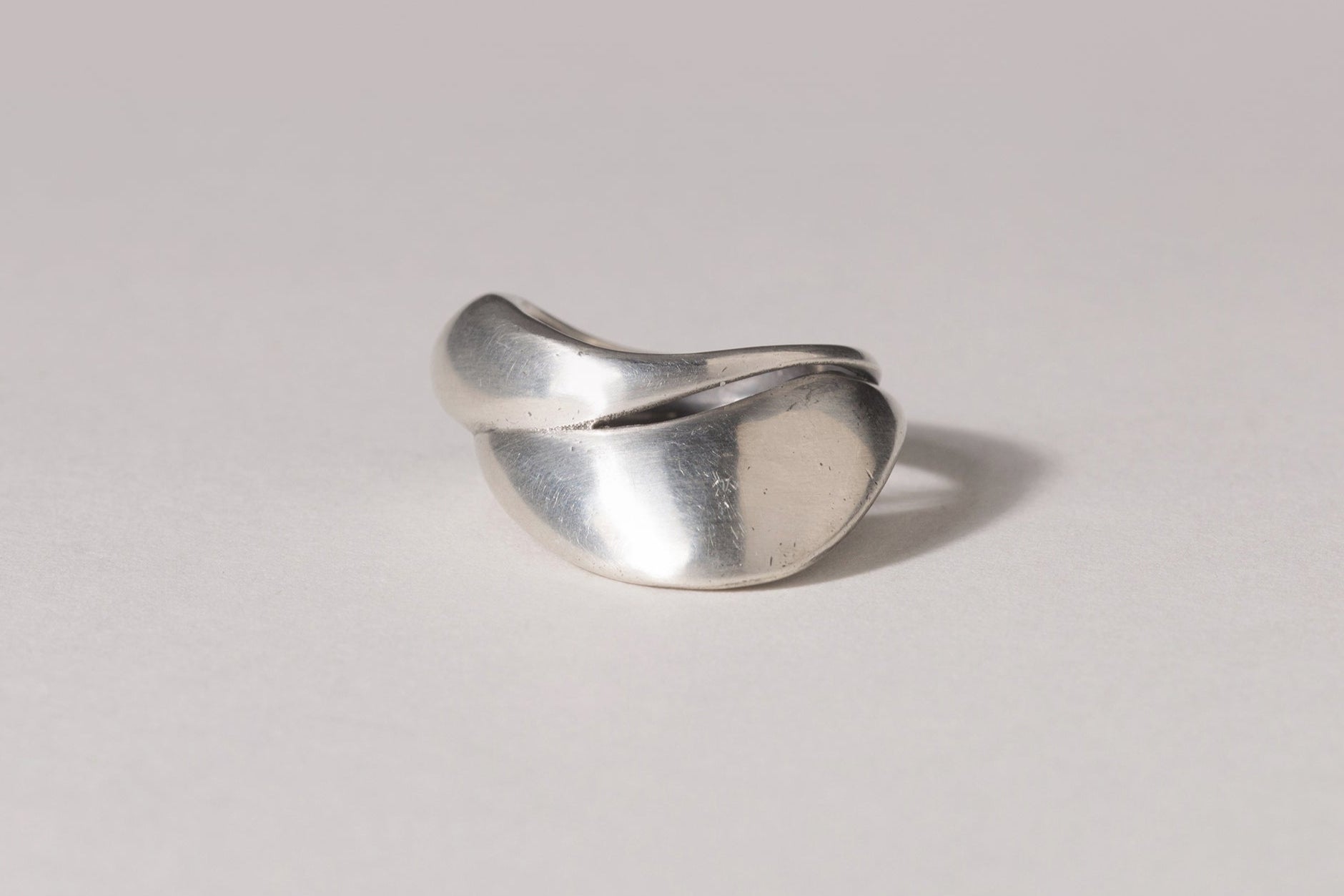 SCULPTED MOTION RING
