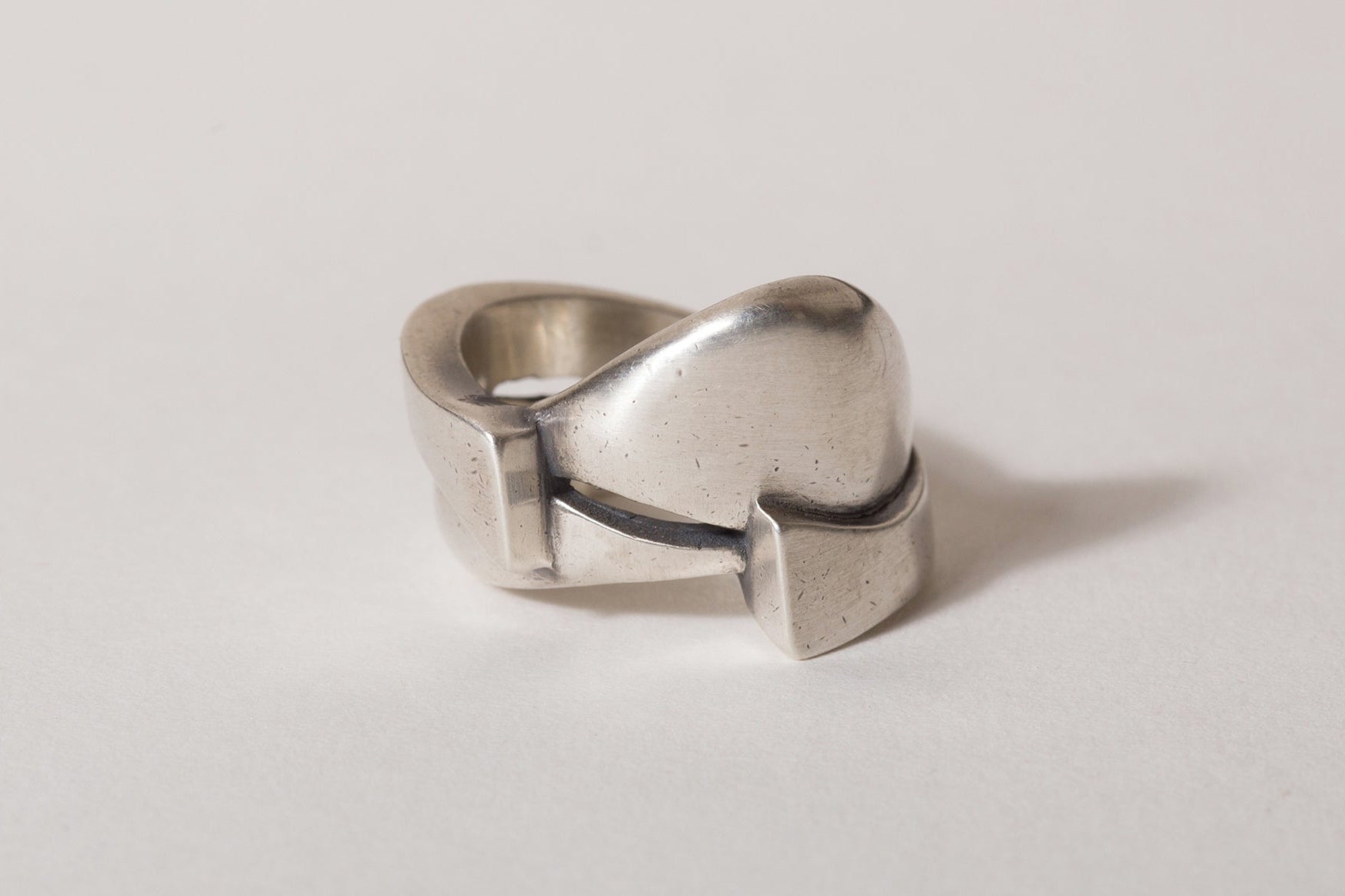 TWISTED INTERLOCK RING