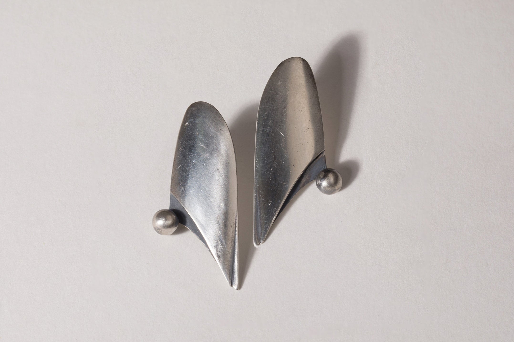 SHARP CURVED EARRINGS