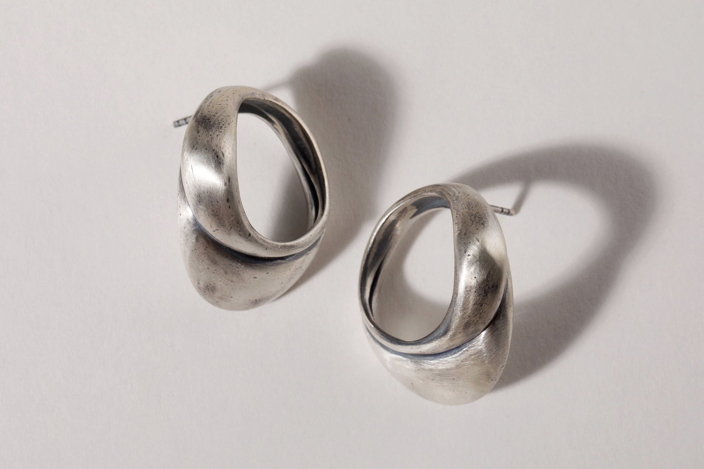 SCULPTED MOTION EARRINGS