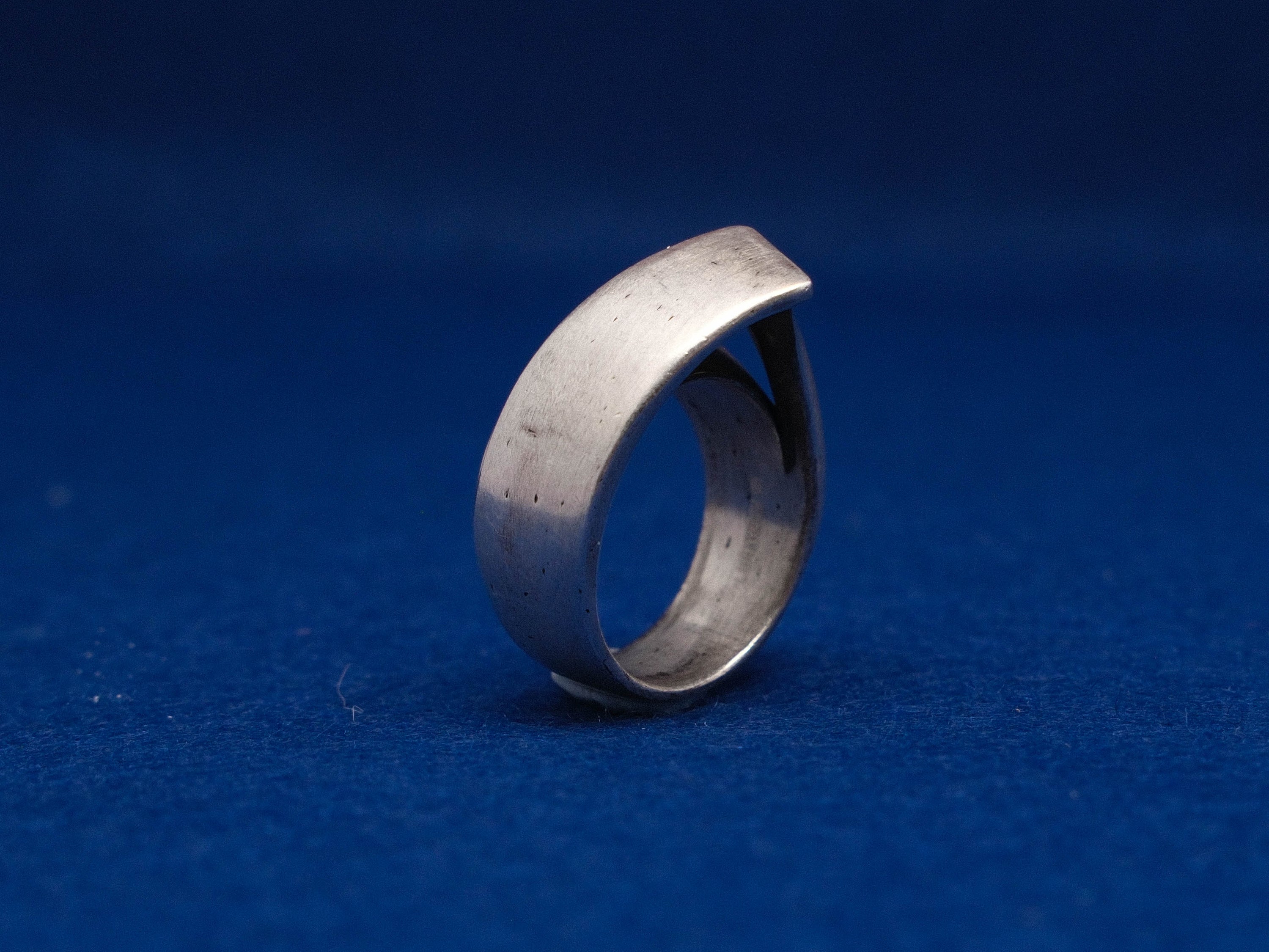 GEOMETRIC OVERLAP RING