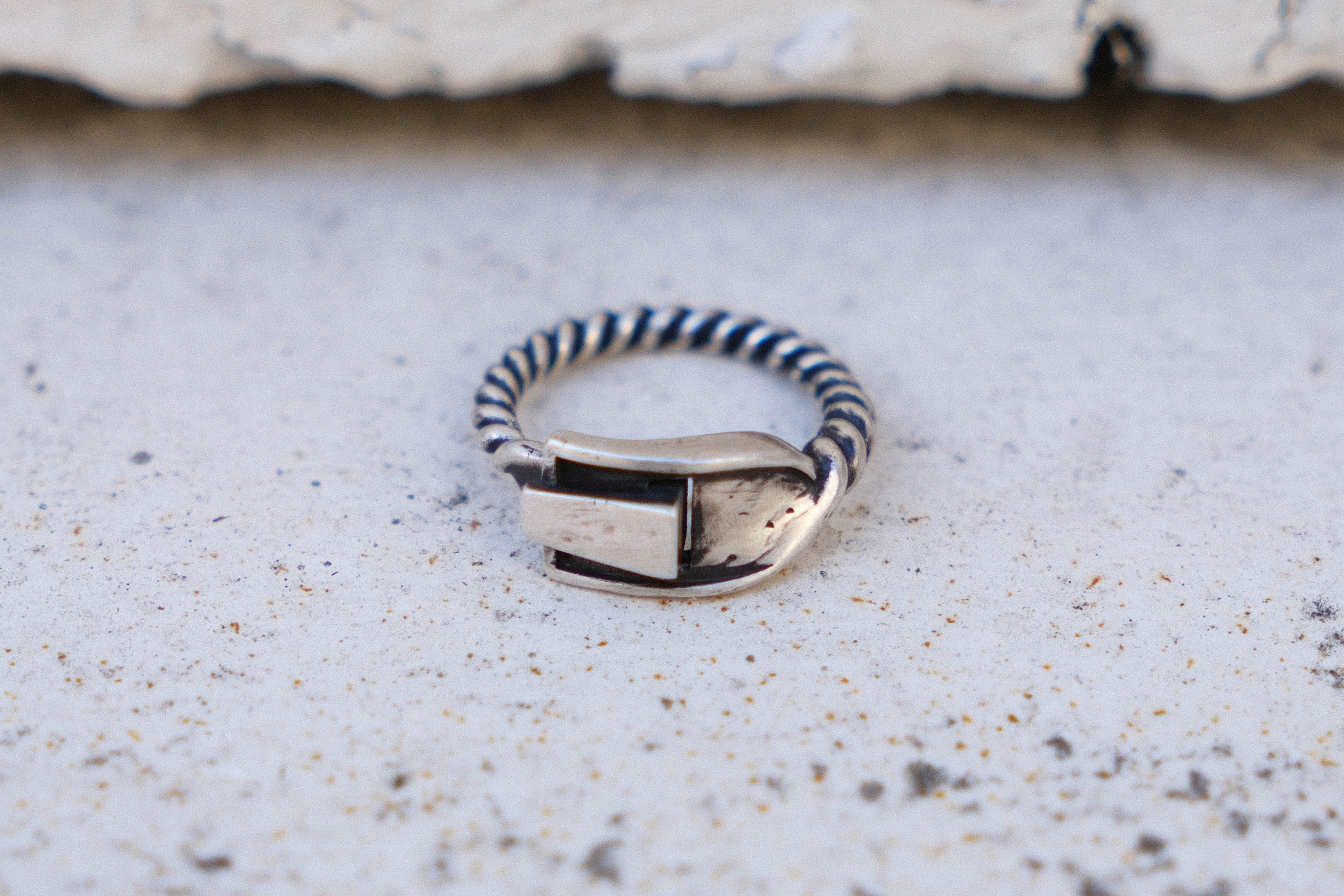 INTERLOCK BUCKLE RING