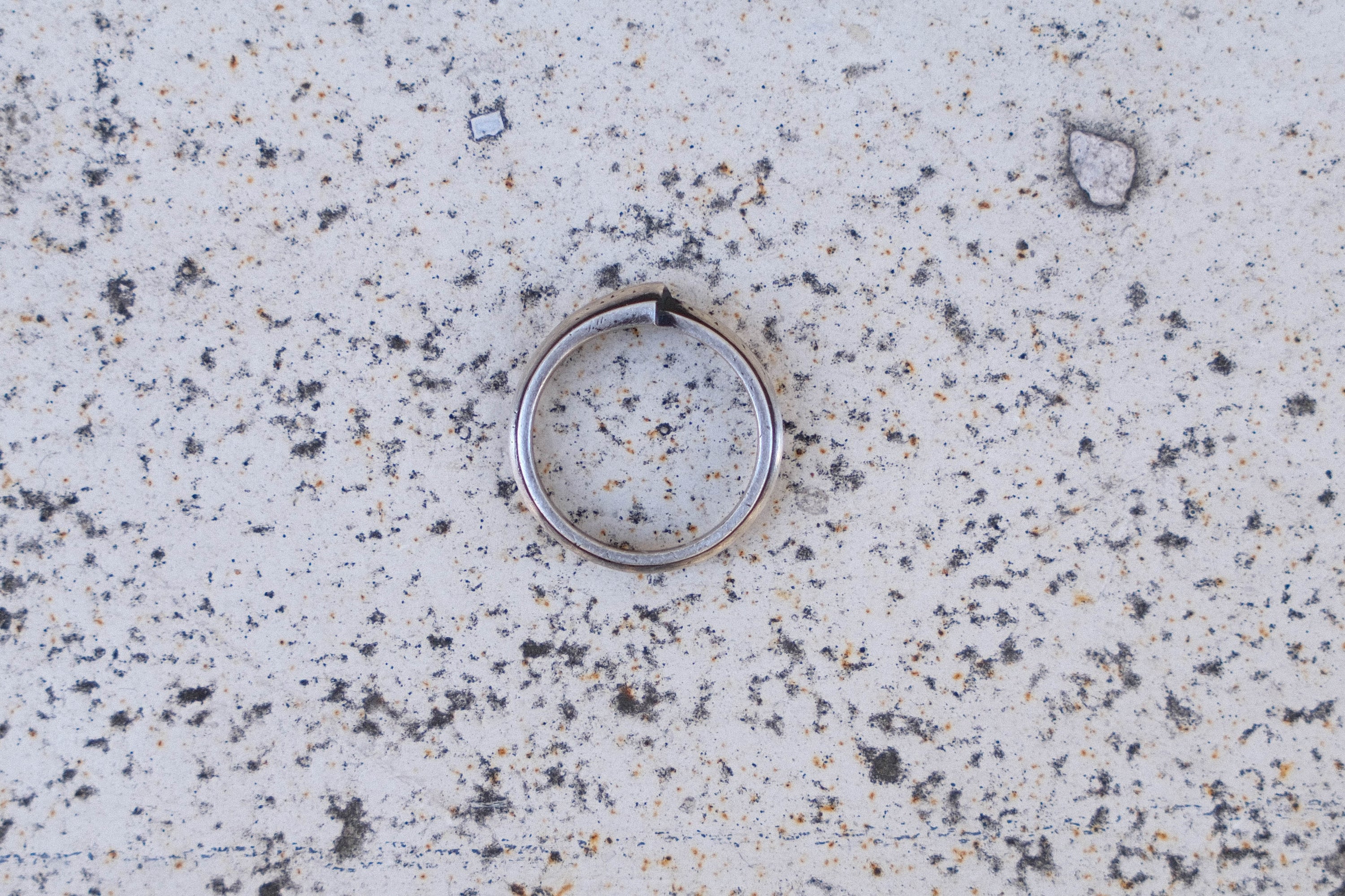 MOULDED TRACE RING
